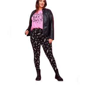 TORRID 2X black & white (BETSY JOHNSON graphic logo Skull & heart print leggings